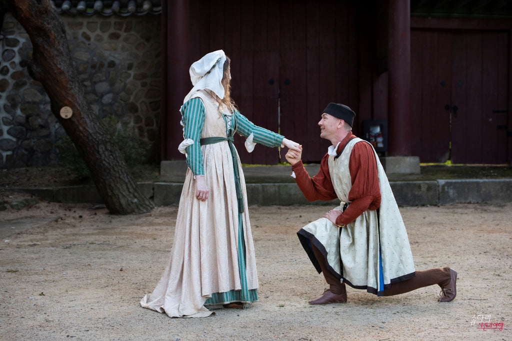 Medieval Dance as a Courtship - Getting the Steps Right!